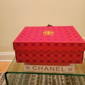 Tory Burch T logo Sneakers,  calf leather and suede sz 8.5 Snow wht& Royal blue.